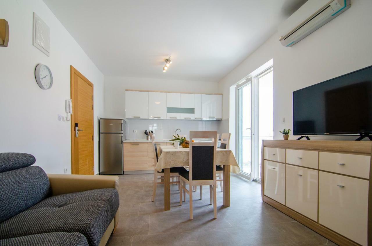 Apartments Sara 3 โบล ภายนอก รูปภาพ