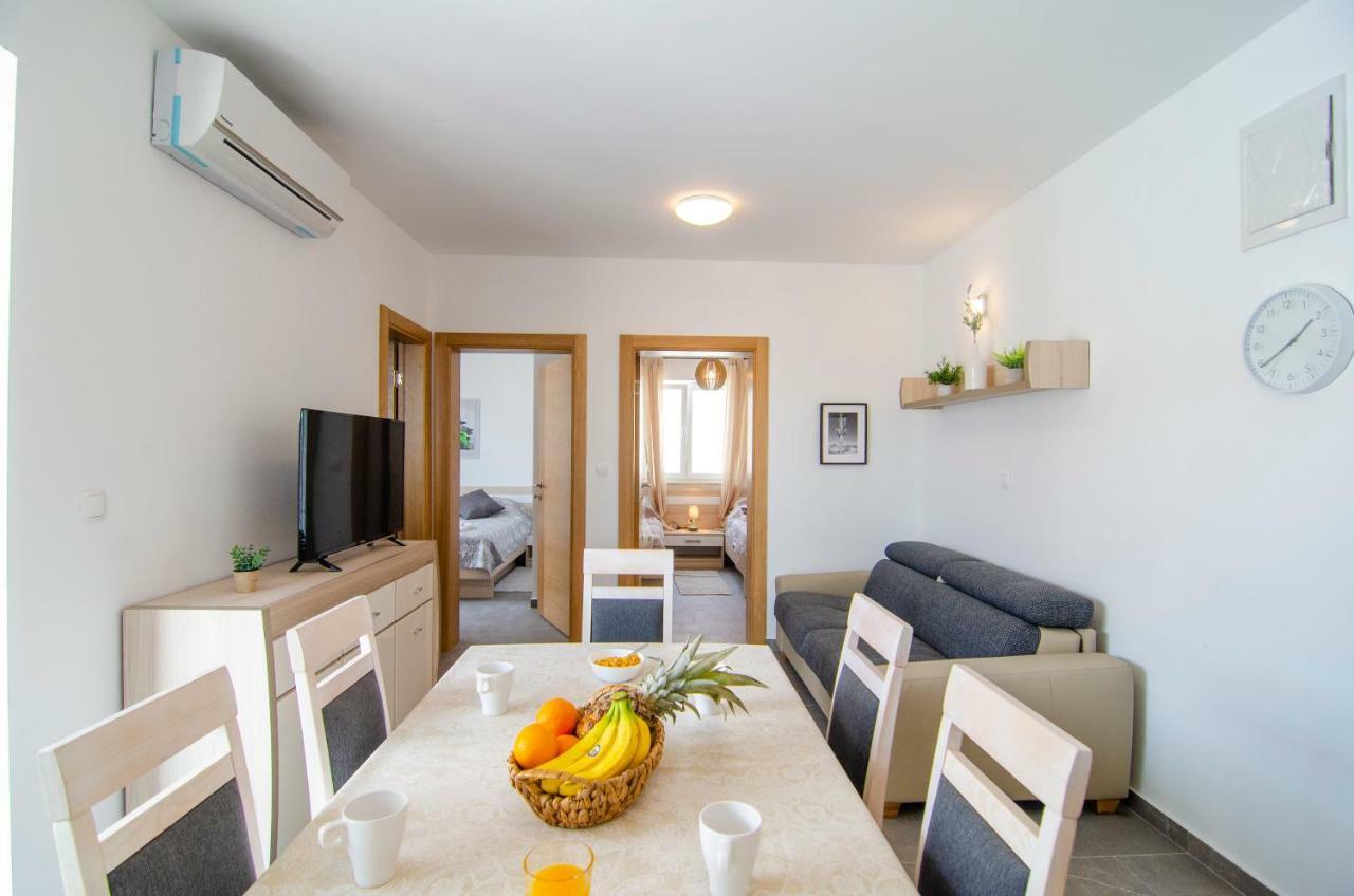 Apartments Sara 3 โบล ภายนอก รูปภาพ